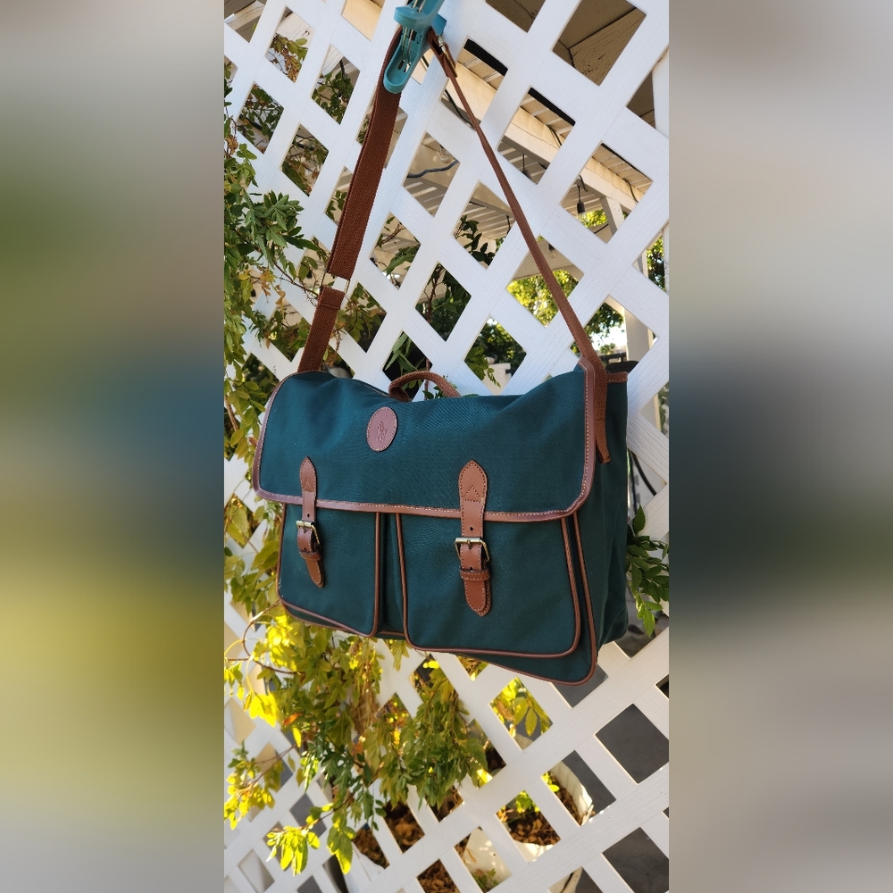 This item is a vintage green canvas messenger bag from Polo Ralph Lauren, - Picture 4 of 9